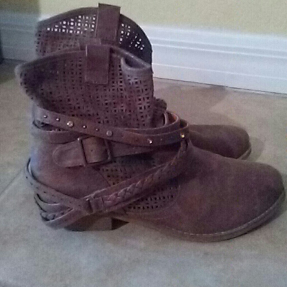 Ankle Boot(ies)